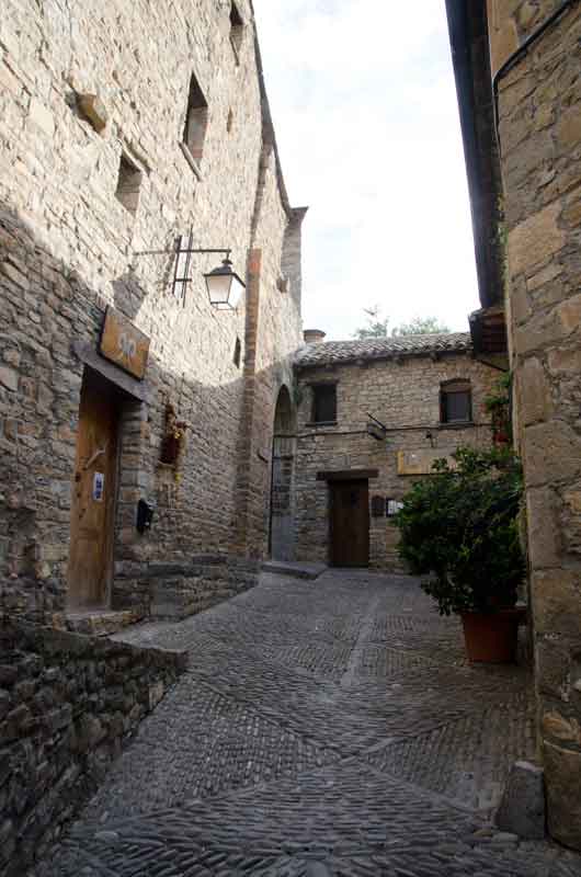 Huesca - Ainsa 22 - Portal de Abajo.jpg